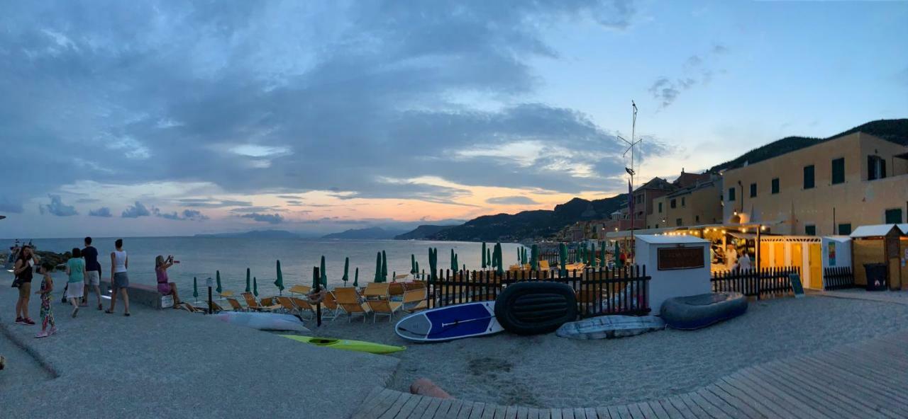 Varigotti #Subitoalmare Buitenkant foto